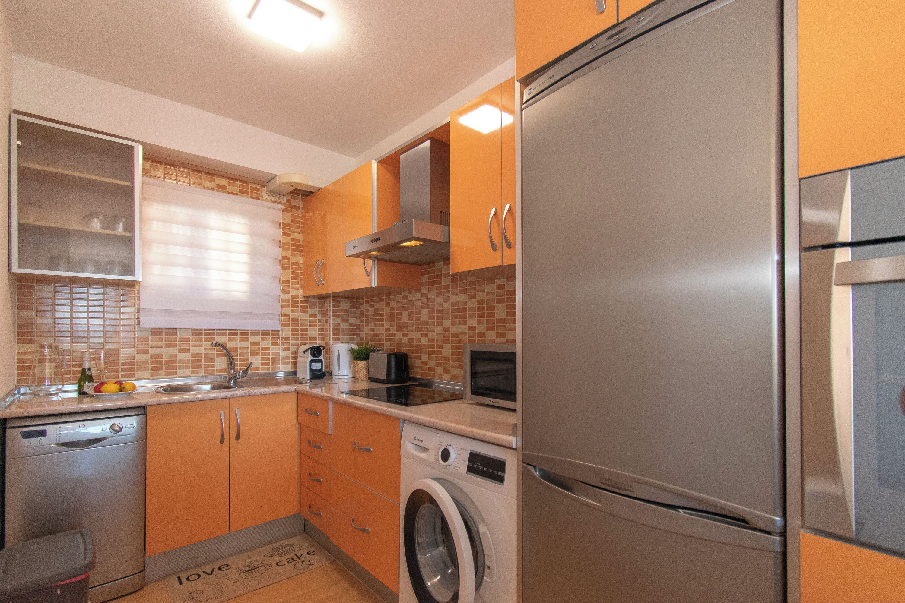 Frigorífico, microondas, horno y placa de cocina