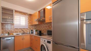 Frigorífico, microondas, horno y placa de cocina