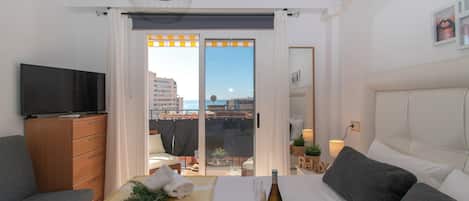 2 bedrooms, laptop workspace, iron/ironing board, free WiFi