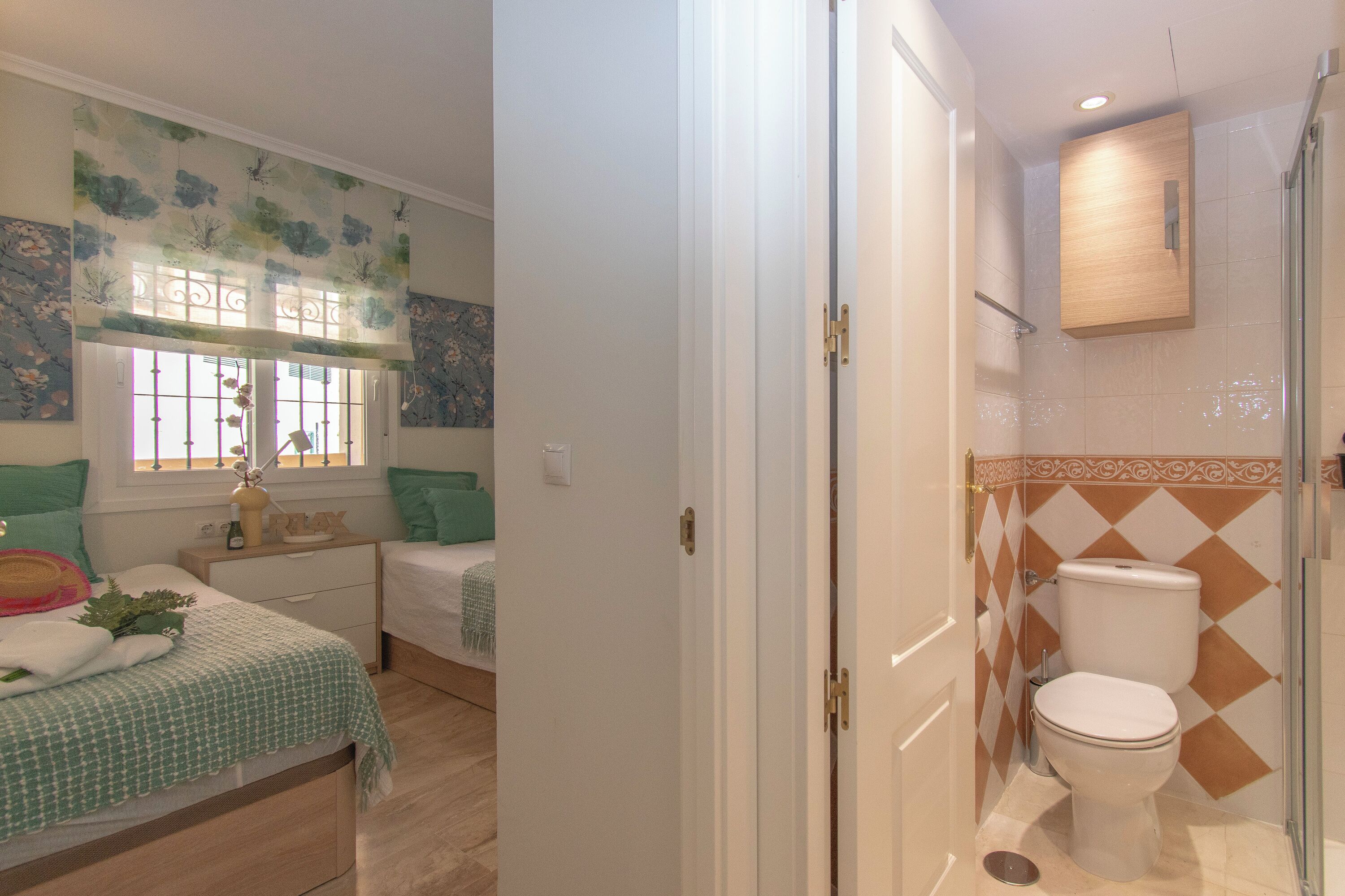 2 bedrooms, laptop workspace, iron/ironing board, free WiFi