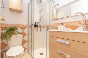 Departamento de luna de miel, varias habitaciones, 2 baños, junto a la montaña (Paraiso De Riviera) | Baño | Tina con regadera, secadora de cabello, toallas, jabón 
