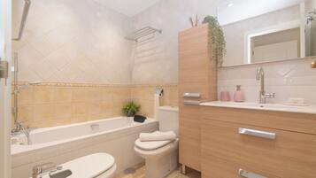 Honeymoon Apartment, Multiple Bedrooms, 2 Bathrooms, Mountainside (Paraiso De Riviera) | Bathroom