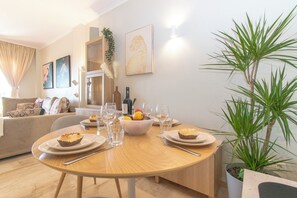 Departamento de luna de miel, varias habitaciones, 2 baños, junto a la montaña (Paraiso De Riviera) | Restaurantes