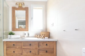 Honeymoon Penthouse, Multiple Bedrooms, 2 Bathrooms (Calahonda Golf) | Bathroom | Combined shower/tub, towels, soap, shampoo - Calahonda Golf (Mijas)