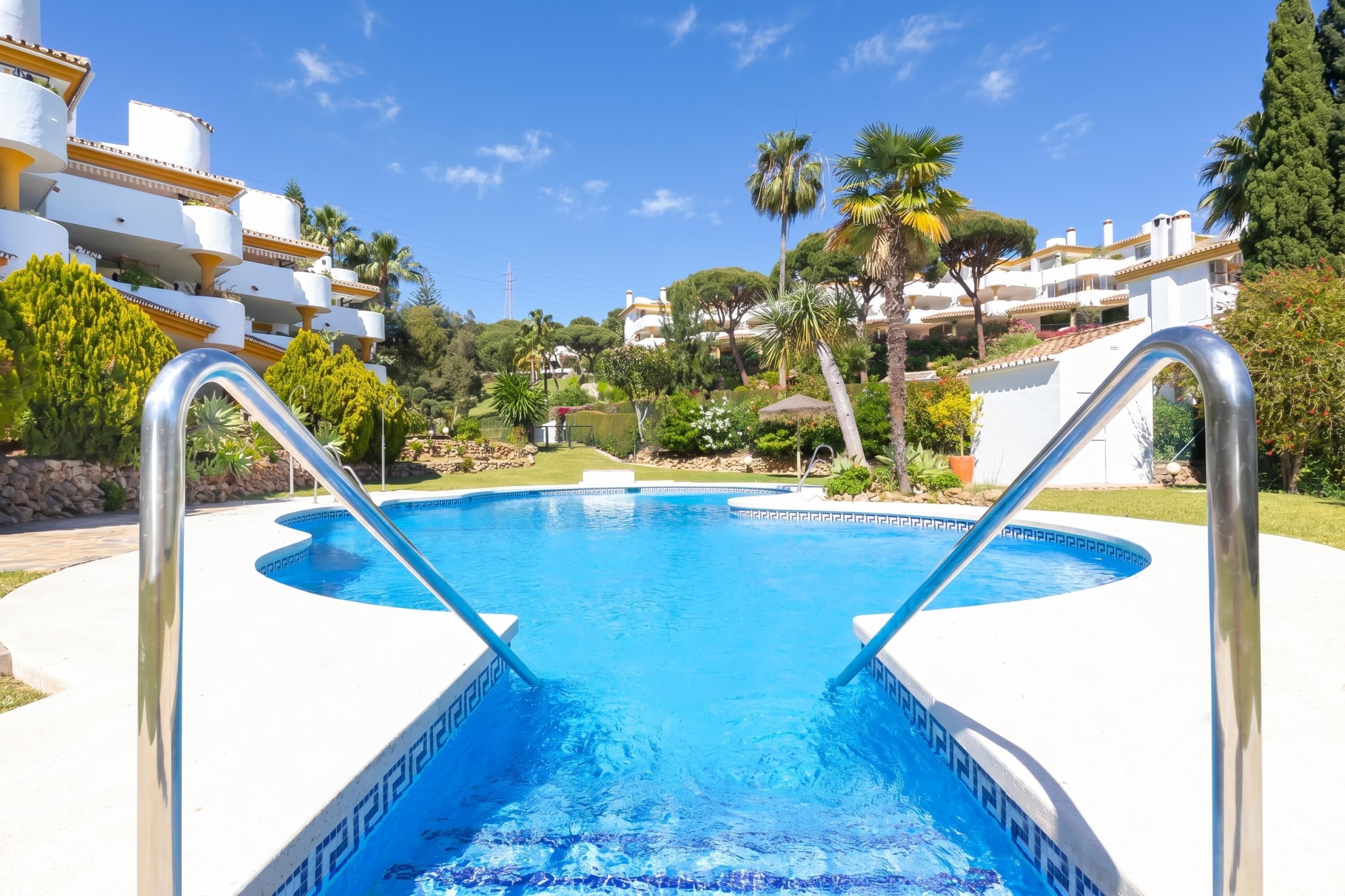 Honeymoon penthouse, meerdere slaapkamers, 2 badkamers (Calahonda Golf) | Zwembad | Een seizoensgebonden buitenzwembad