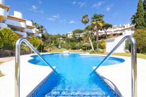 Loftsleilighet – honeymoon, flere soverom, 2 bad (Calahonda Golf) | Basseng | Sesongbasert utendørsbasseng