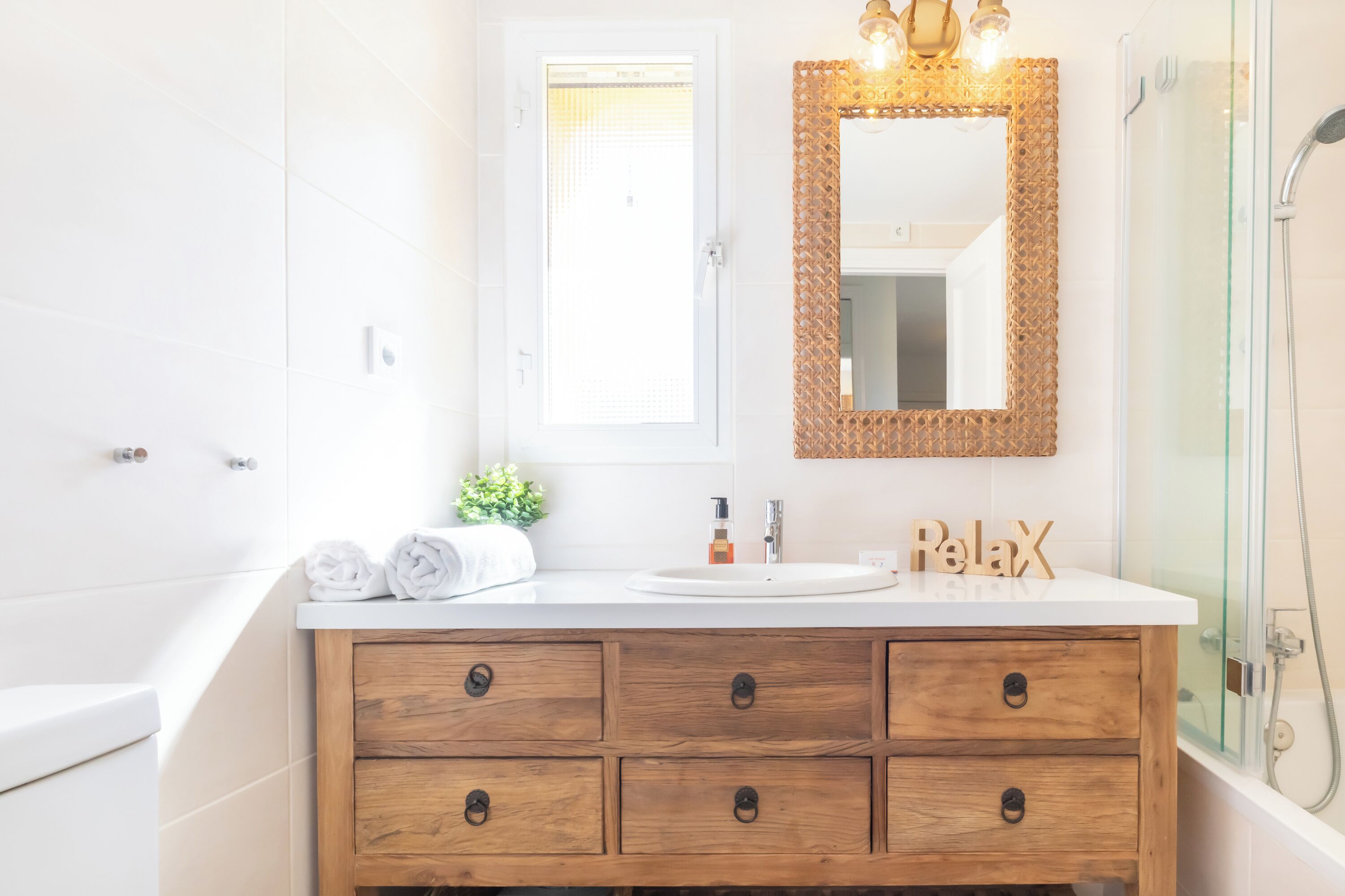 Honeymoon Penthouse, Multiple Bedrooms, 2 Bathrooms (Calahonda Golf) | Bathroom | Combined shower/tub, towels, soap, shampoo