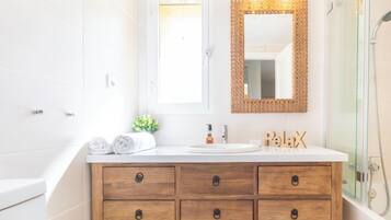 Honeymoon Penthouse, Multiple Bedrooms, 2 Bathrooms (Calahonda Golf) | Bathroom | Combined shower/tub, towels, soap, shampoo