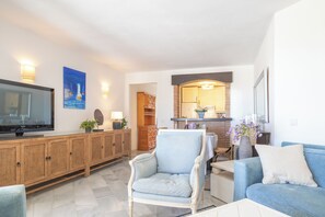 Appartement Penthouse pour lune de miel, plusieurs chambres, 2 salles de bains (Calahonda Golf) | Aire de séjour | Téléviseur à écran plat