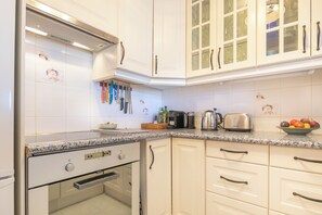 Honeymoon Penthouse, Multiple Bedrooms, 2 Bathrooms (Calahonda Golf) | Private kitchen | Fridge, oven, stovetop, dishwasher - Calahonda Golf (Mijas)