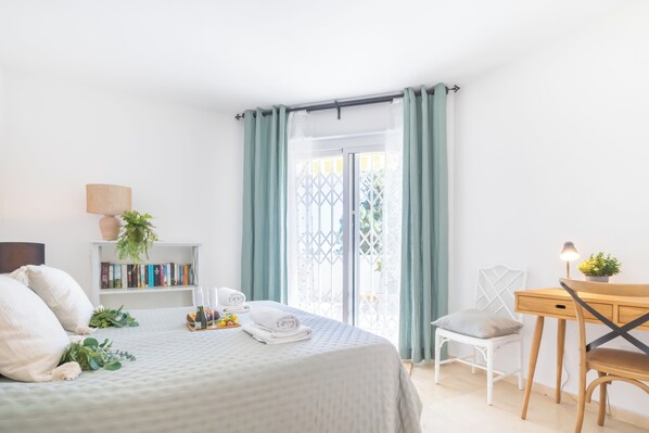 Appartement Penthouse pour lune de miel, plusieurs chambres, 2 salles de bains (Calahonda Golf) | 3 chambres, espace de travail pour ordinateurs portables