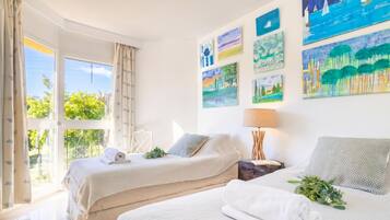 Honeymoon penthouse, meerdere slaapkamers, 2 badkamers (Calahonda Golf) | 3 slaapkamers, een laptopwerkplek, een strijkplank/strijkijzer