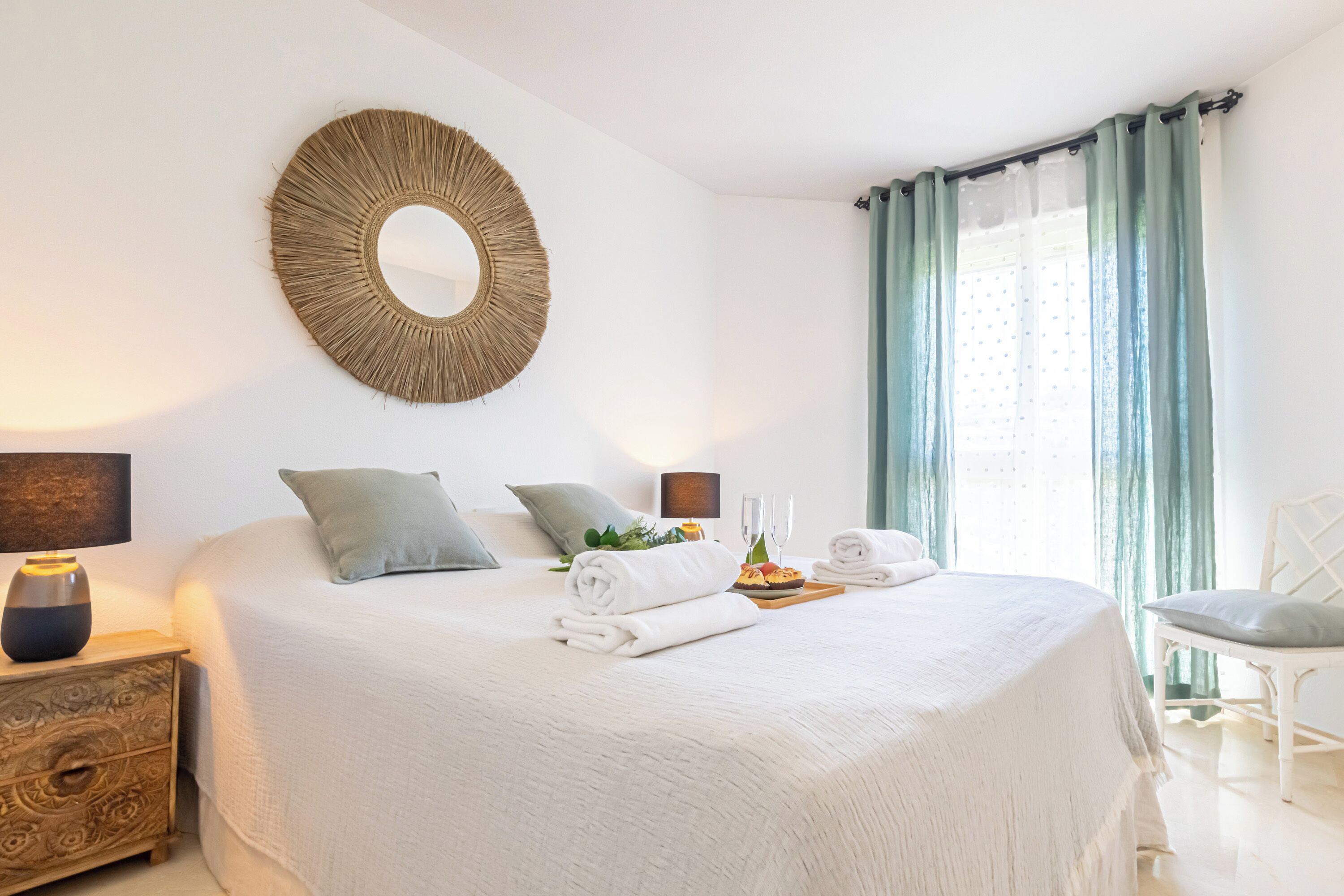 Honeymoon penthouse, meerdere slaapkamers, 2 badkamers (Calahonda Golf) | 3 slaapkamers, een laptopwerkplek, een strijkplank/strijkijzer