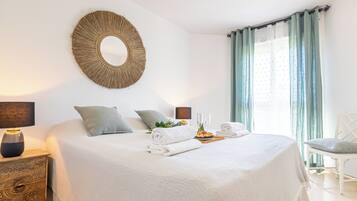 Honeymoon penthouse, meerdere slaapkamers, 2 badkamers (Calahonda Golf) | 3 slaapkamers, een laptopwerkplek, een strijkplank/strijkijzer