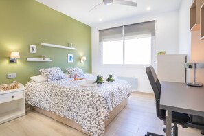 2 hálószoba és laptophoz jól használható munkafelület