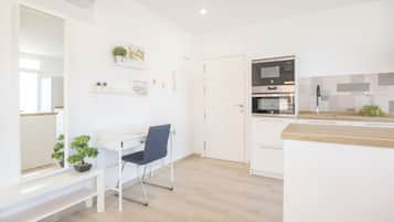 Frigorífico, microondas, horno y placa de cocina