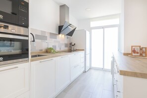 Buzdolabı, mikrodalga fırın, fırın, set üstü ocak 