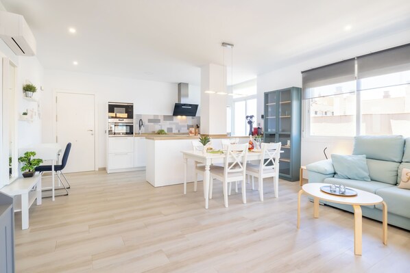 A modern apartment with a kitchen, dining area, and living room. - Marbella Center 100m From The Beach (Marbella)