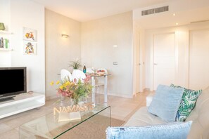 Apartamento de luna de miel, varias habitaciones (Altos Del Higueron Panoramic View) | Zona de estar | Smart TV de 21 pulgadas con canales por cable