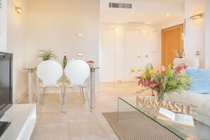 Honeymoon Apartment, Multiple Bedrooms, Mountainside (Altos Del Higueron Panoramic View) | Interior - Altos Del Higueron Panoramic View (Benalmádena)