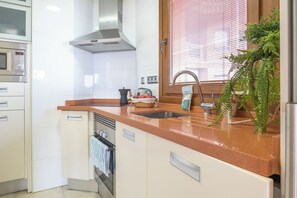 Honeymoon Apartment, Multiple Bedrooms, Mountainside (Altos Del Higueron Panoramic View) | Private kitchen | Fridge, oven, stovetop, coffee/tea maker - Altos Del Higueron Panoramic View (Benalmádena)