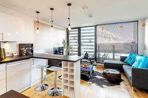 Departamento básico | Cocina privada | Refrigerador, microondas, horno y parrilla de estufa