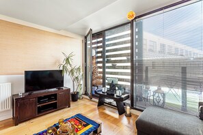 Living area - Modern, Cosy Apartment On Vibrant Deptford High Street (London)