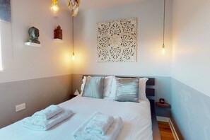 Apartamento básico | 1 quarto, ferros/tábuas de passar roupa, roupa de cama