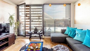 Unclassified image, 3 of 28, button - Modern, Cosy Apartment On Vibrant Deptford High Street (London)