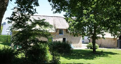 Reetgedecktes Ferienhaus in der Bretagne, 15 Minuten vom Meer entfernt