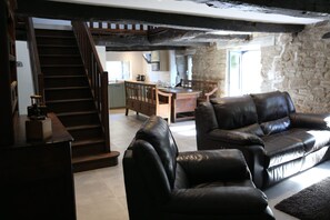 Smart TV, chimenea, libros y estéreo