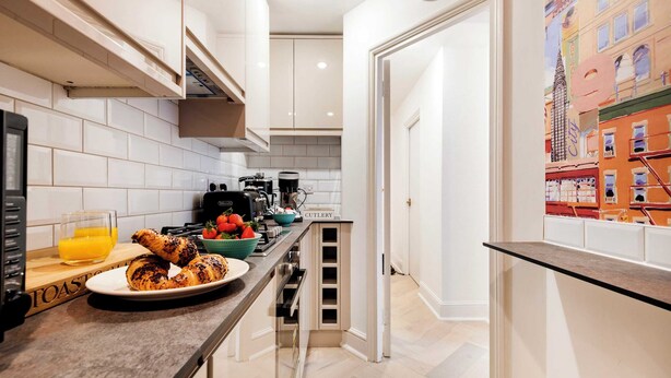Basic Apartment | Private kitchen | Fridge, microwave, oven, stovetop - Stylish Buckingham Apartment Victoria (London)