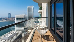 Apartment - Serene 1BR w Private Palm View Balcony (Dubai)