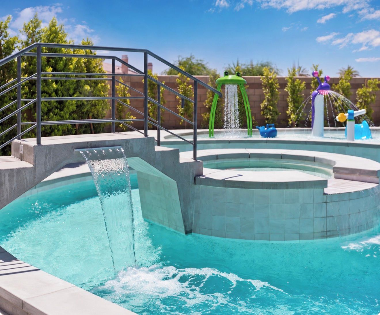 Una piscina con tobogán de agua, una cascada artificial y un área circular con jacuzzi.