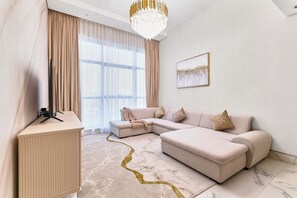 Leilighet – premium, 2 soverom, kjøkken, kanalutsikt | Oppholdsrom | En 42-tommers Flatskjerm-TV med digitale kanaler samt Netflix