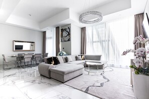 Lägenhet Deluxe - 2 sovrum - kök - utsikt mot staden | Vardagsrum | 42-tums platt-tv med digitalkanaler, Netflix och streamingtjänster