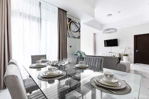 Appartamento Deluxe, 2 camere da letto, cucina, vista città | Pasti in camera