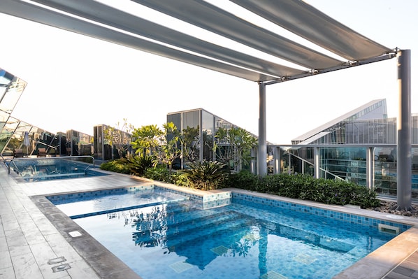 Piscina all'aperto, una piscina riscaldata