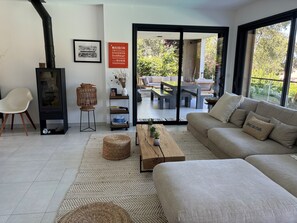 Smart TV, fireplace