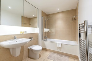 Bathroom - Spacious Modern Flat in Chelsea Harbour (London)