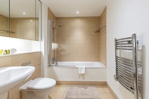 เบสิกอพาร์ทเมนท์ | ห้องน้ำ | ผ้าเช็ดตัว, สบู่, ยาสระผม, กระดาษชำระ