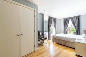 2 bedrooms, iron/ironing board, bed sheets - Spacious Modern Flat in Chelsea Harbour (London)