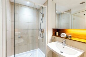 Basic Apartment - Spacious Modern Flat in Chelsea Harbour (London)