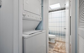 ヘアドライヤー、タオル、トイレットペーパー