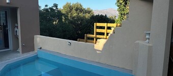 Classic 3-bedrooms apartment with swimming pool in Meronas