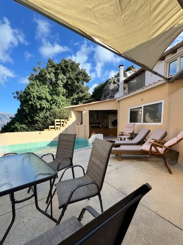 Classic 3-bedrooms apartment with swimming pool in Meronas