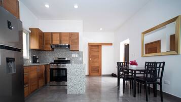 Comfort Villa | Dapur peribadi | Pencampur, peti sejuk beku, kabinet dapur berasingan