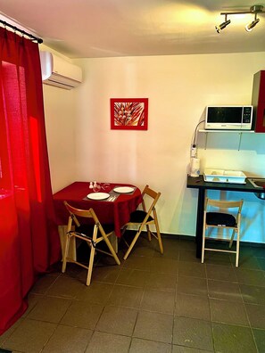 Deluxe Bungalow, Patio | Private kitchen