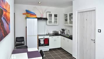 Full-sized fridge, microwave, oven, stovetop