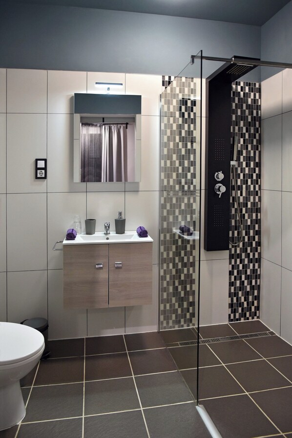 Comfort tweepersoonskamer, patio | Badkamer | Een douche, handdoeken, toiletpapier